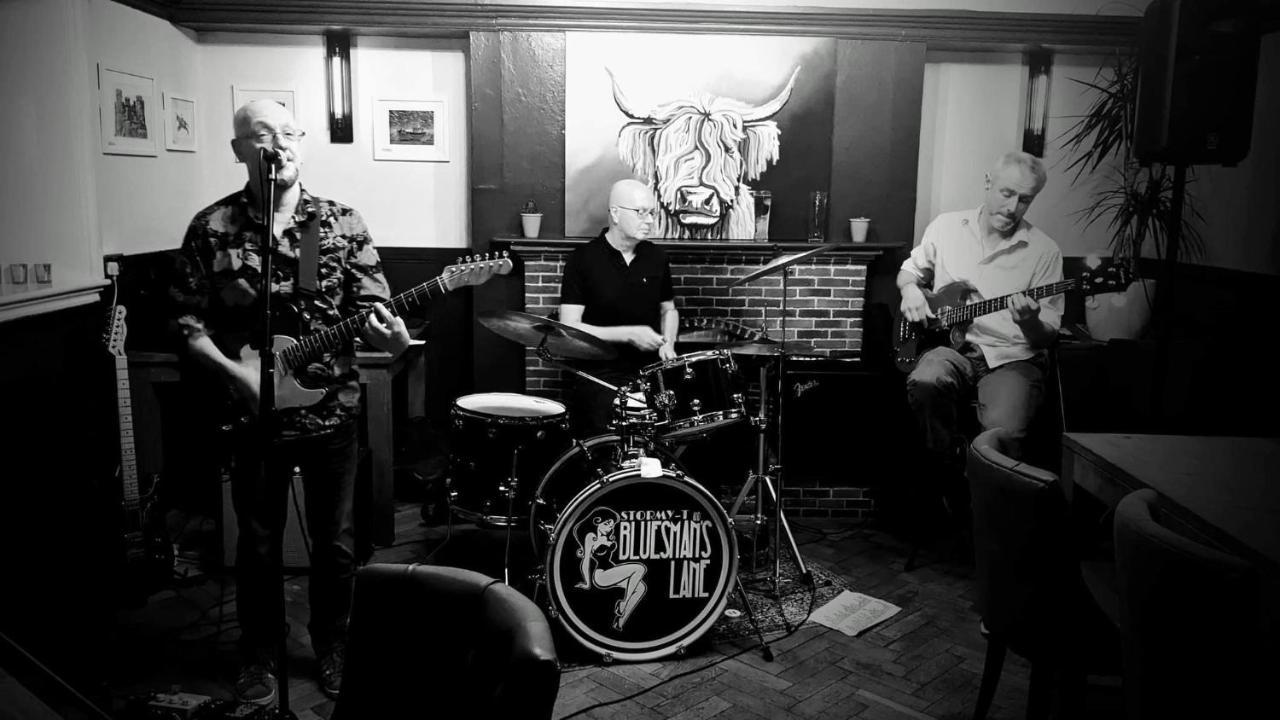 The Bull Hotel Battle Bagian luar foto
